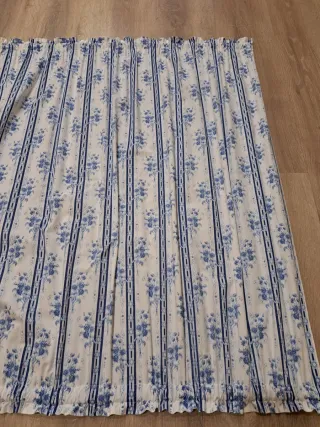 Tende con stampa floreale blu