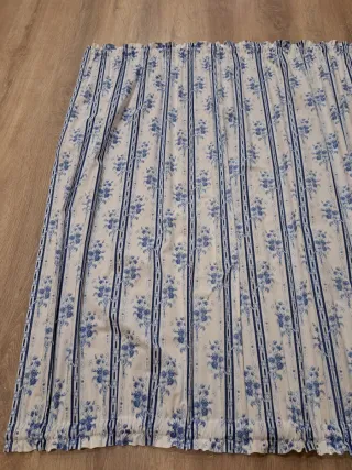 Tende con stampa floreale blu
