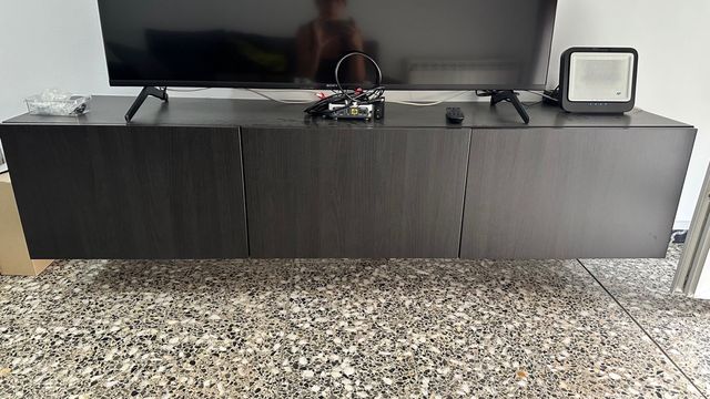 Mueble de comedor negro de madera