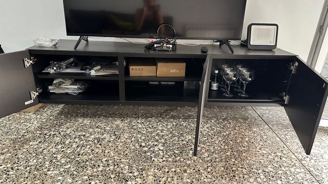 Mueble de comedor negro de madera