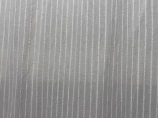 Cortina de tela beige con rayas