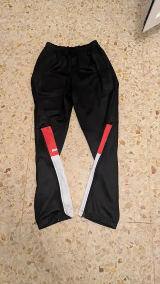 Pantalón chándal ancho negro con detalles rojos 