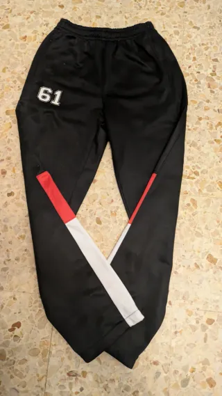 Pantalón chándal ancho negro con detalles rojos 