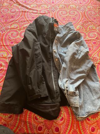 Chaquetas negra y vaquera azul