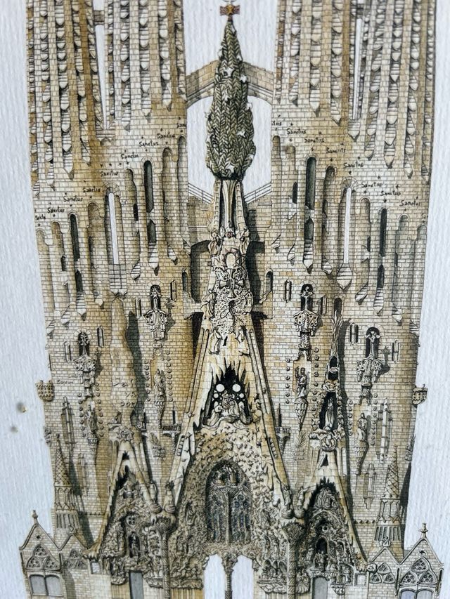 2 cuadros de Gaudí con marcos de madera 