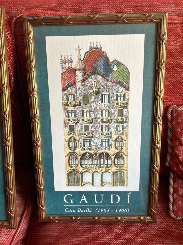 2 cuadros de Gaudí con marcos de madera 