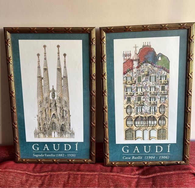 2 cuadros de Gaudí con marcos de madera 