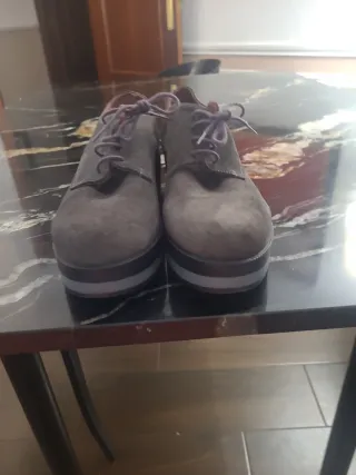 Zapatos de ante grises con cordones