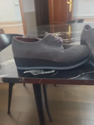Zapatos de ante grises con cordones