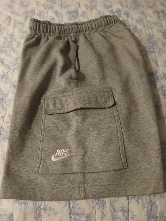 Pantalón corto Nike gris