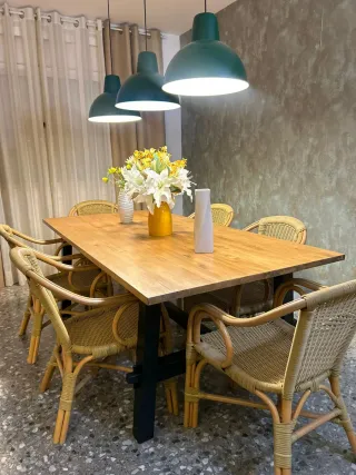 Conjunto mesa, 6 sillas y 3 lámparas