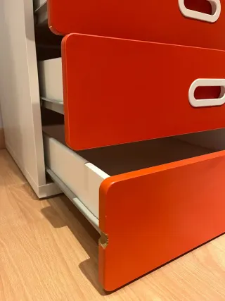 Cajonera roja y blanca modelo infantil- juvenil.