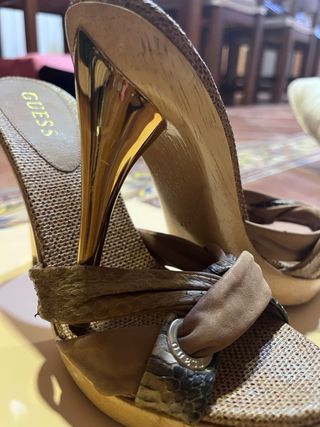 Sandalias Guess Tacón Dorado