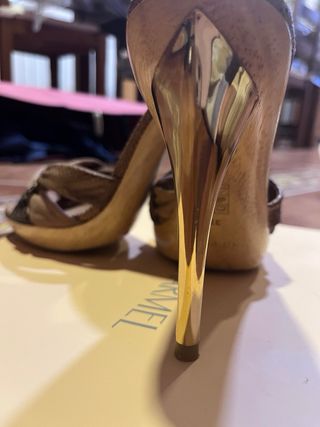 Sandalias Guess Tacón Dorado