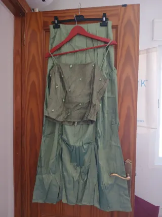 Conjunto verde de top y falda