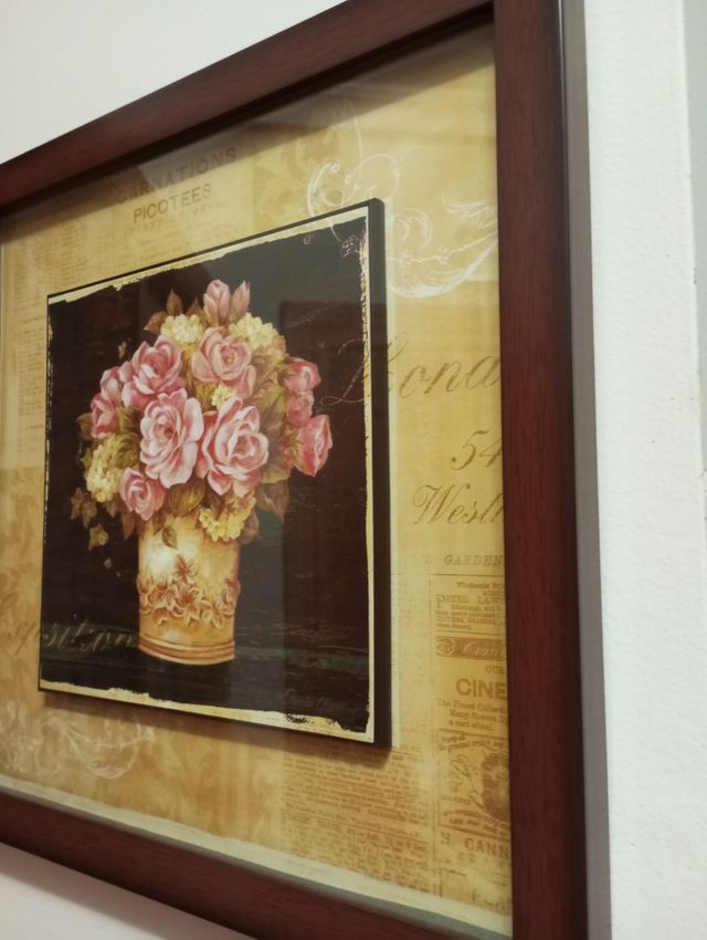 Cuadro de flores rosas con marco de madera