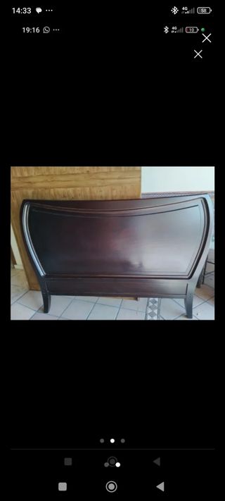 Cabecero de madera oscuro