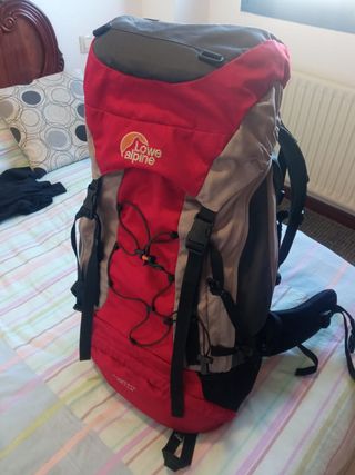 Mochila Lowe Alpine gris y roja