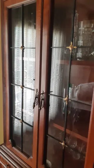 Mueble de salón madera vitrinas artesanal