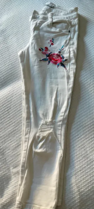 Pantalón blanco pitillo bordado flores