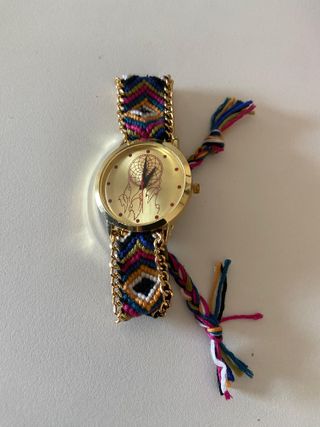 Reloj dorado con pulsera tejida y cadena