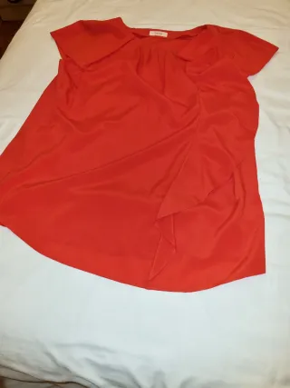 Blusa roja manga corta con volante