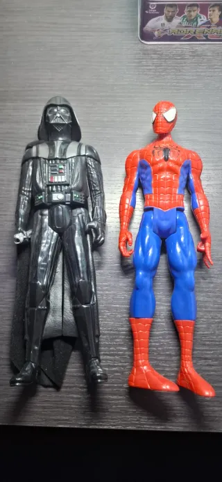 Figuras Darth Vader y Spiderman