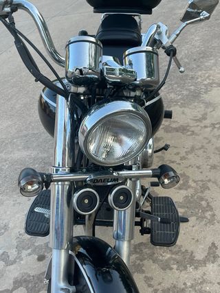 Moto 125cc Negra con Baúl Daystar Clasicc