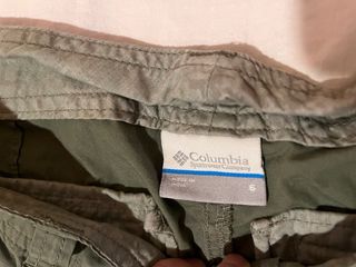 Pantalones cortos Columbia verde oliva.