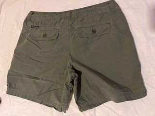 Pantalones cortos Columbia verde oliva.