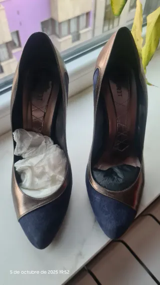 Zapatos de salón ante azul y dorado