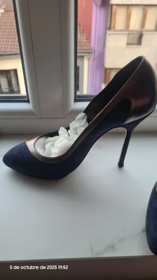 Zapatos de salón ante azul y dorado