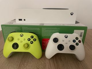 Xbox Series S 512 GB + 2 Mandos (sin cable)