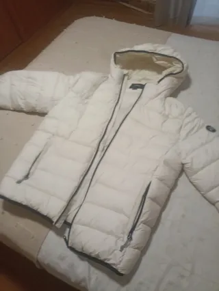 Chaqueta de plumas blanca con capucha