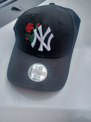 Gorra New Era NY Negra con Rosas Rojas