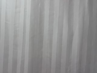 Cortina de tela blanca a rayas