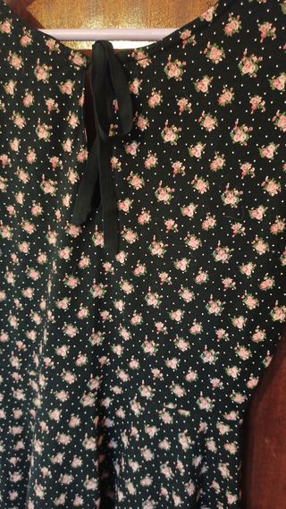 Vestido negro corto flores rosas manga 3/4