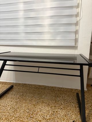 Mesa de cristal negra y metal