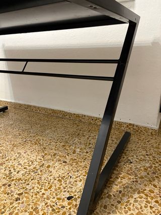 Mesa de cristal negra y metal