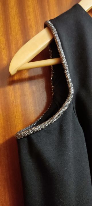Vestido negro de fiesta de Zara con cortes brillan