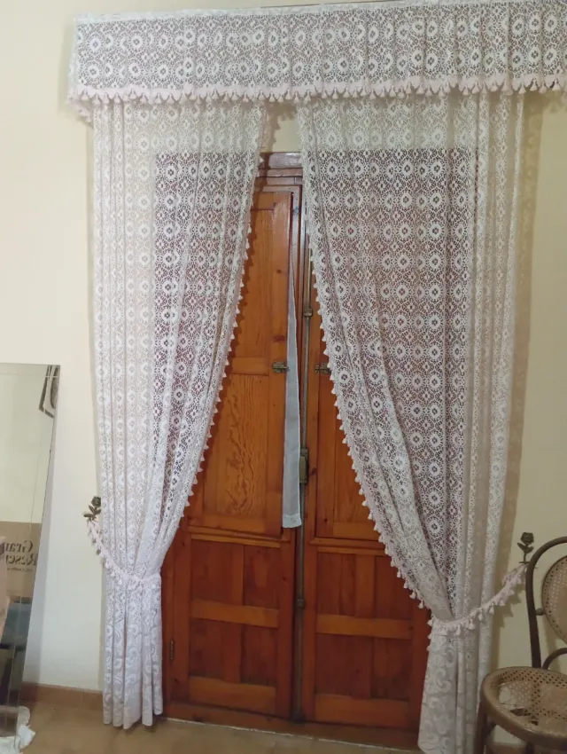 Cortinas de encaje beige y blanco