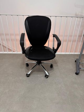 Silla de escritorio ergonómica negra