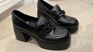 Mocasines negros plataforma con cadena