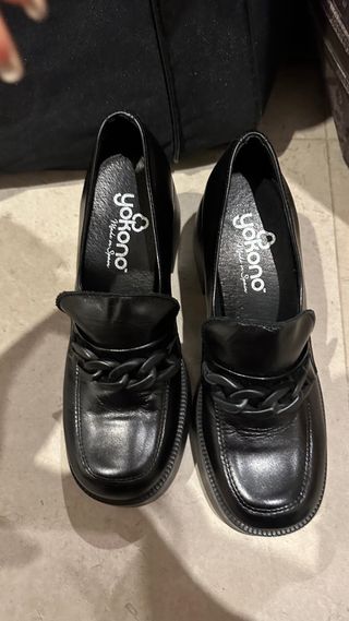 Mocasines negros plataforma con cadena