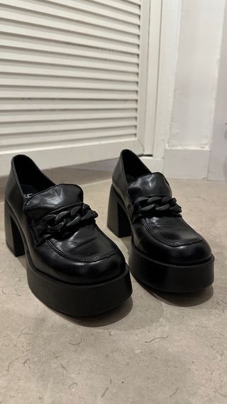 Mocasines negros plataforma con cadena