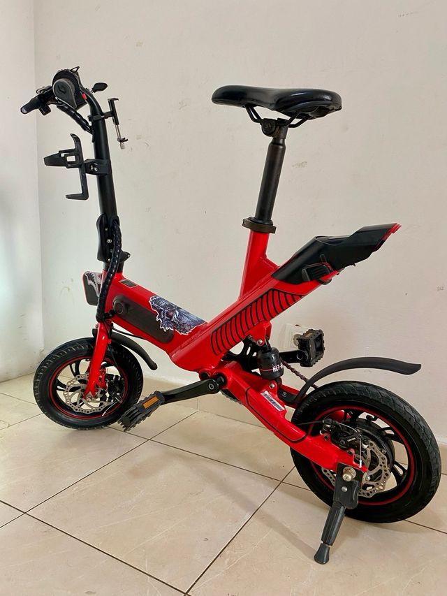 Bicicletta elettrica pieghevole rossa