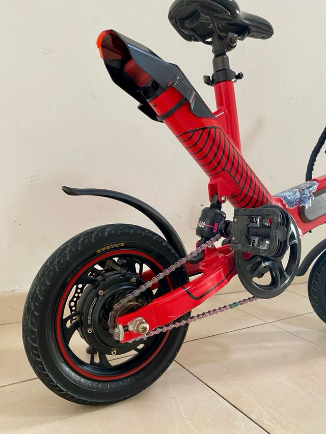 Bicicletta elettrica pieghevole rossa