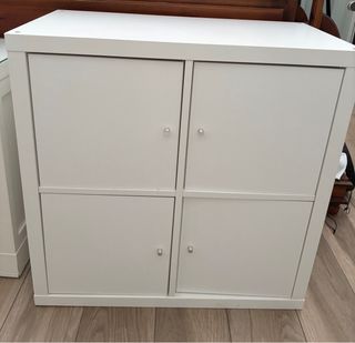 Mueble blanco 4  puerta se puede colgar  en suelo 