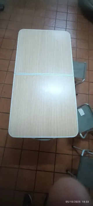 Mesa de camping plegable con taburetes