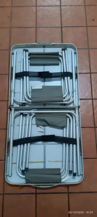 Mesa de camping plegable con taburetes